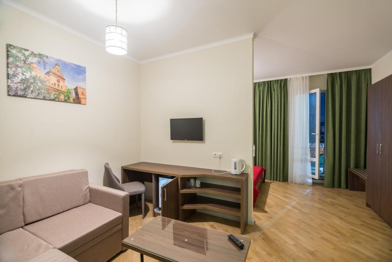 Pivdenniy Hotel Lviv Buitenkant foto
