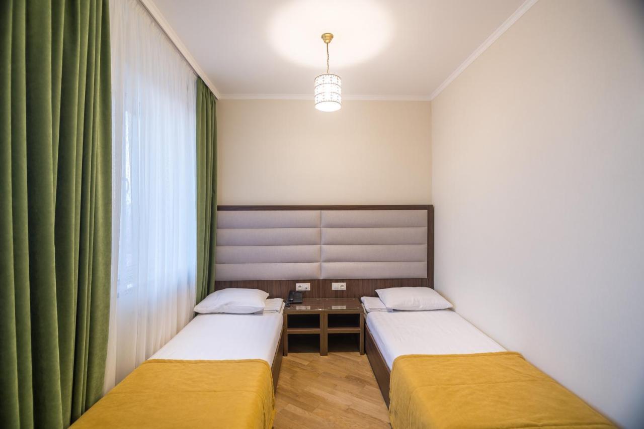 Pivdenniy Hotel Lviv Buitenkant foto